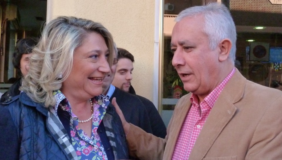 Trinidad Herrera, Alcaldesa de Almuñécar, junto con Javier Arena, Presidente del Partido Popular de Andalucía.