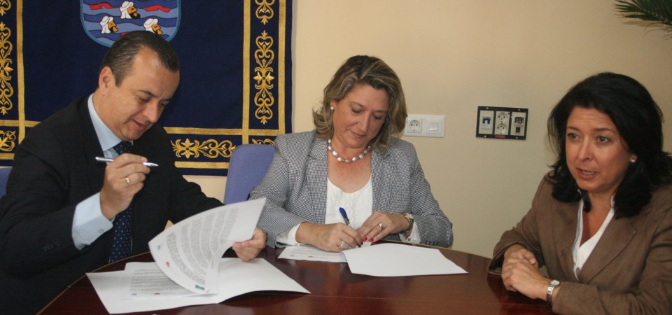 La alcaldesa de Almuñécar, Trinidad Herrera y el delegado de Salud de la Junta, Higinio Almagro firman un convenio para el desarrollo del programa "Por un millón de pasos"‏