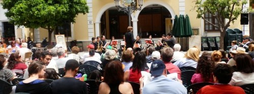 Orquesta interpretando piezas musicales en la Plaza de la Constitución de Almuñécar
