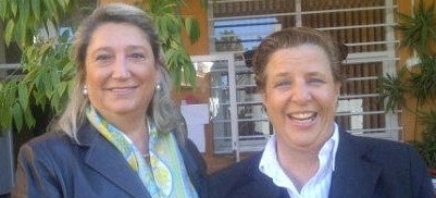 Trinidad Herrera (izquierda), alcaldesa de Almuñécar, junto con la concejal de Educación y Cultura, Olga Ruano (derecha)