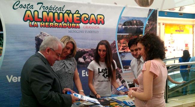 Trinidad Herrera, Rafael Cabellero y Rafael Lamelas, promocionando Almuñécar en Córdoba