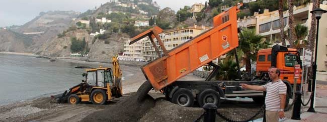 El Ayuntamiento de Almuñécar regenera la playa de Cotobro 
