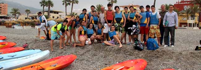 Actividades del “Mes del Medio Ambiente” Una veintena de estudiantes del IES Al Andalus visitan con piraguas los Peñones del Santo