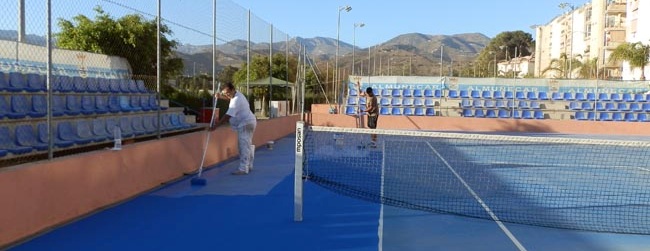 Cambio de pintura de las pistas de tenis del complejo deportivo de Río Verde