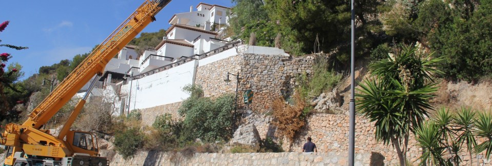 Retirada de piedaras que amenazaban con caer sobre algunas casas de la Urbanización Cármenes del Mar en La Herradura