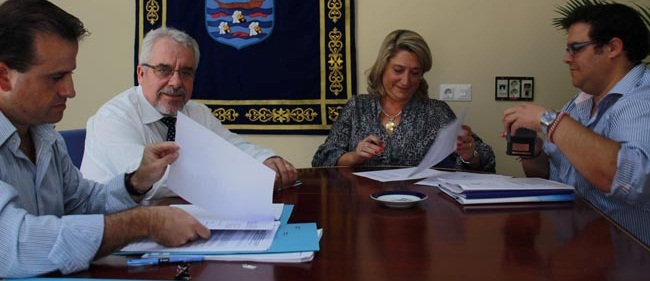 Foto: Trinidad Herrera, alcaldesa de Almuñécar, a su derecha, Rafael Lamelas, presidente de la ITS, y Felipe Puertas, gerente de la ITS; a la izquierda de la alcaldesa, Rafael Caballero, coordinador de turismo del Ayto. de Almuñécar Almuñécar firma la solicitud de ayuda a la ITS