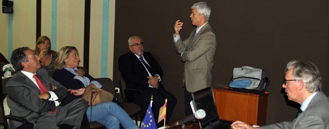 La alcaldesa de Almuñécar, Trinidad Herrera, ha dado la bienvenida a los representantes del proyecto "Almuñécar Odyussea Al Andalus" que se ha presentado esta mañana en la Casa de la Cultura sexitana.