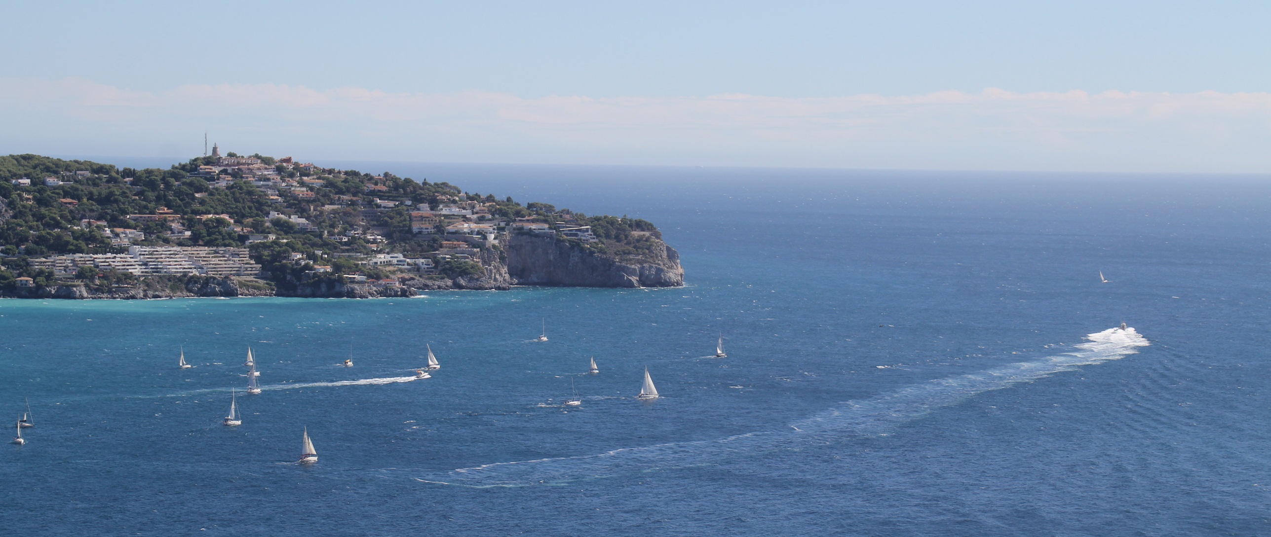 Regada de veleros en conmemoración del 450 aniversario del hundimiento de una armada española en la bahía de La Herradura