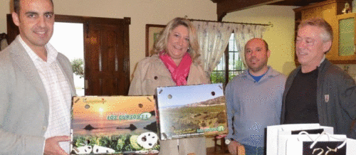 La alcaldesa de Almuñécar y el concejal de Agricultura visitan la empresa local Frutas Los Cursos para felicitarles por el 25 aniversario e interesarse por el sector de los subtropicales. Frutas Los Cursos es una empresa familiar en continuo crecimiento en la comercialización de mango, nísperos, aguacate y chirimoya.