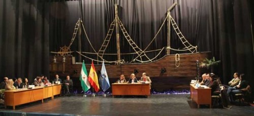 Almuñécar aprobó el reconocimiento de facturas extrajudiciales sobre los aparcamientos subterráneos de Velilla y San Cristóbal. La sesión, que duró cinco minutos, arrancó con media hora de retraso hasta que fue apartado el decorado que ocupaba el escenario del auditorio Almuñécar aprobó el reconocimiento de facturas extrajudiciales sobre los aparcamientos subterráneos de Velilla y San Cristóbal