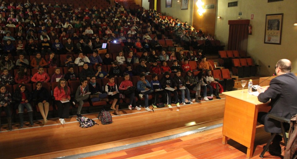 Alumnos de centros educativos de Almuñécar recorre las dependencias de Consistorio sexitano y asisten a una conferencia sobre la Constitución
