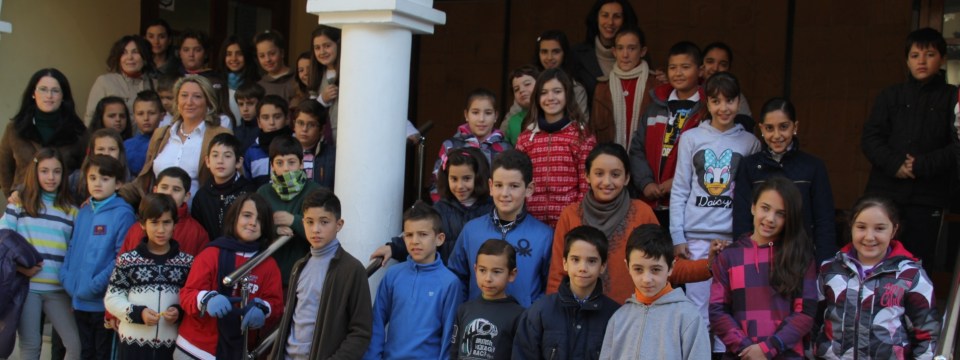 Alumnos de  centros educativos de Almuñécar han recorrido las dependencias de Consistorio sexitano y asistido a una conferencia sobre la Constitución