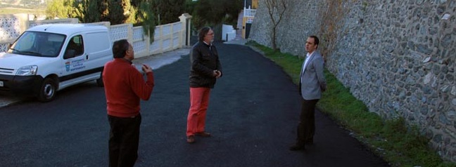 El Ayuntamiento de Almuñécar invierte casi 50.000 euros en una campaña de asfaltado de viales urbanos. La campaña se lleva a cabo con medios propios y se desarrollará hasta medios de enero, según informó el concejal de Mantenimiento, José Manuel Fernández