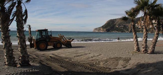 El Consistorio sexitano elimina los efectos de las lluvias en las playas del municipio de cara de cara las fiestas que se avecinan