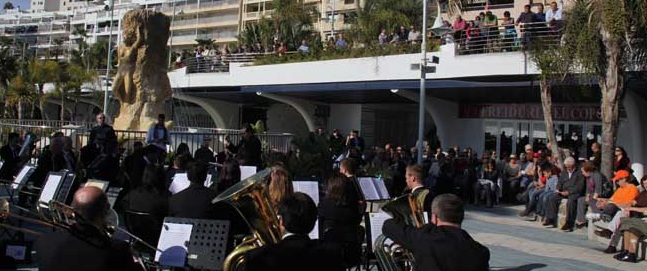 La Banda de Música de Almuñécar ofreció su concierto de Navidad, a pie de playa, en el paseo del Altillo Bajo