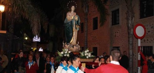 La Virgen Inmaculada procesionó por el barrio almuñequero de La Carrera. Cerraba así la jornada festiva que este año fue mucho más solidaria La Virgen Inmaculada procesionó por el barrio almuñequero de La Carrera
