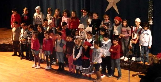 Los alumnos de los centros Infantiles y de Primaría del municipio cantaron a la Navidad antes del inicio de las vacaciones