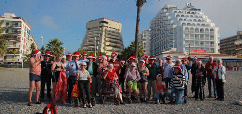 Turistas suecos celebran la Navidad con un baño en la playa San Cristóbal