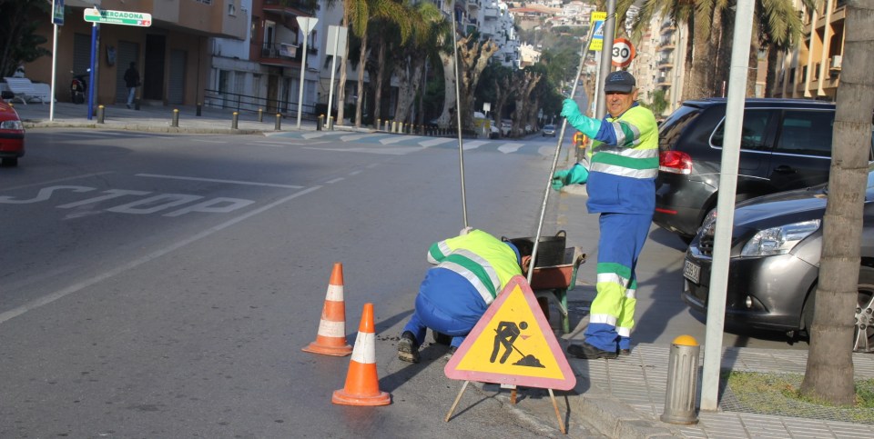 Aguas y Servicios lleva a cabo la limpieza de pluviales de la avenida Costa del Sol tras la poda de los arboles