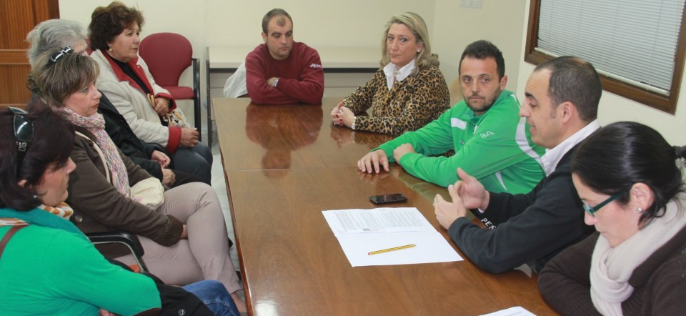 El equipo de gobierno sexitano informa a representantes vecinales sobre diversos asuntos de interés municipal