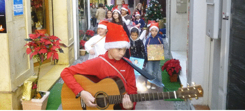 Los pequeños artístas de Nely de Teba pasearon sus obras por Almuñécar