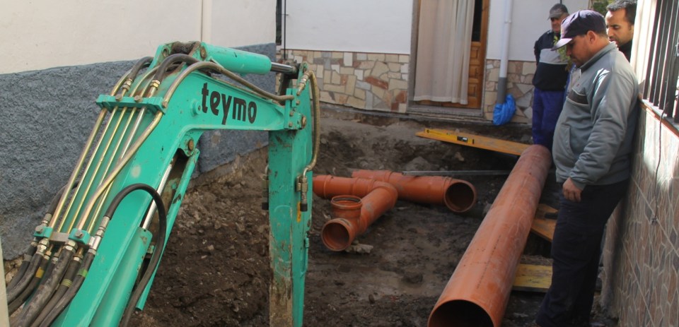 Instalación de nuevas canalizaciones en la reurbanización de la calle Guayabas