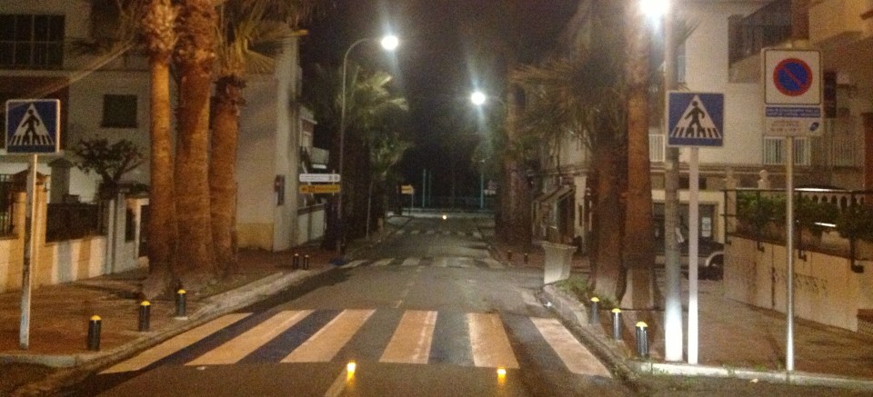 Se instalan en La Herradura las primeras balizas de señalización de pasos de peatones