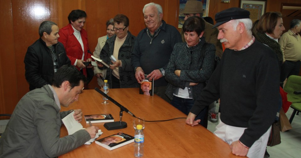 Buena acogida  en la presentación de la novela “El olor de la chirimoya” en Almuñécar