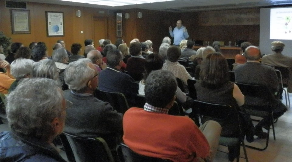 Fernando Cornet ofreció una conferencia sobre el LHC y el bosón de Higgs 2