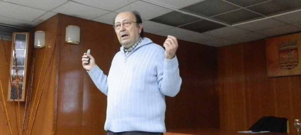 Fernando Cornet ofreció una conferencia sobre el LHC y el bosón de Higgs