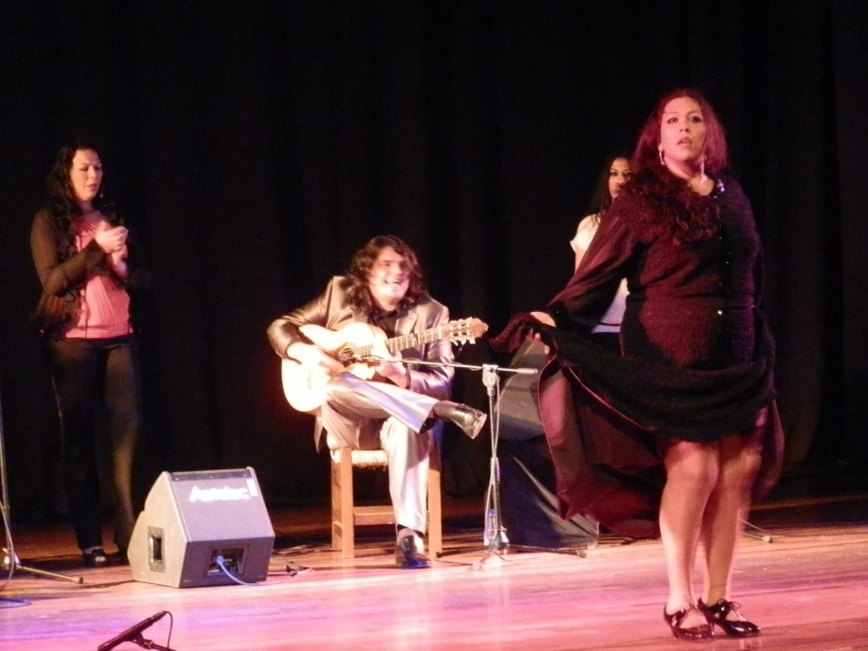 La joven bailaora sexitana, María “La Canastera”, derrochó arte en el escenario de la Casa de la Cultura,