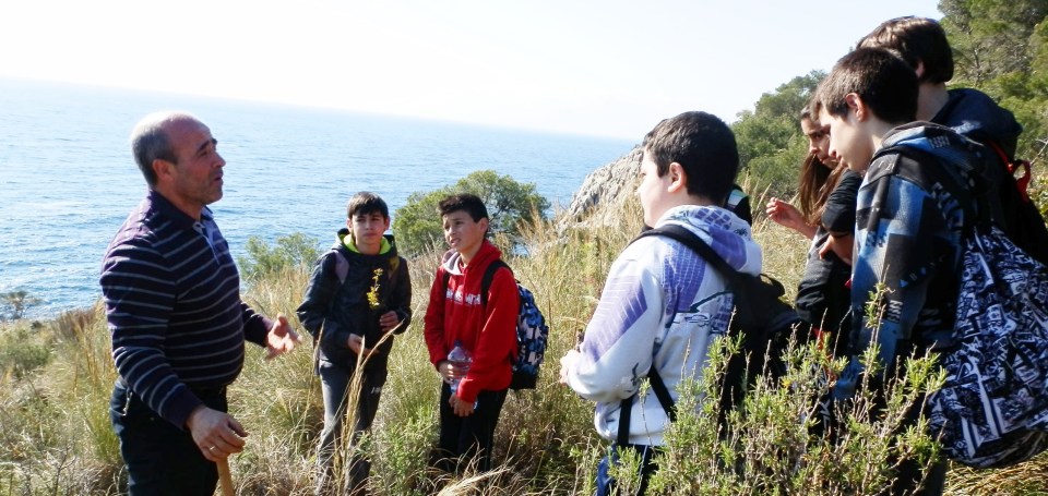 Más de un centenar de alumnos del IES AL Andalus de Almuñécar realizaron una reforestación en Cerro Gordo