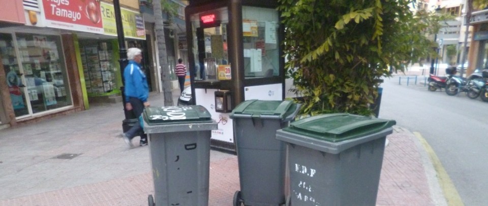 Almuñécar está llevando a cabo una campaña informativa sobre el horario de retirada de los contenedores