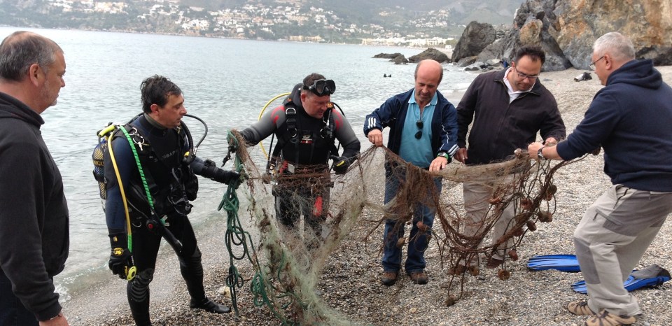 Buceadores recuperan y retiran del fondo del mar dos redes pesca ilegales