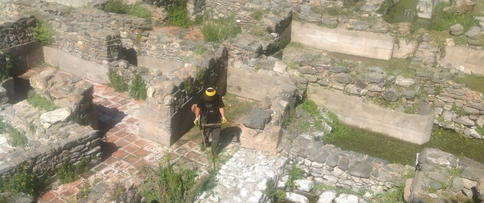 El Ayuntamiento lleva a cabo la limpieza de la factoría de salazones