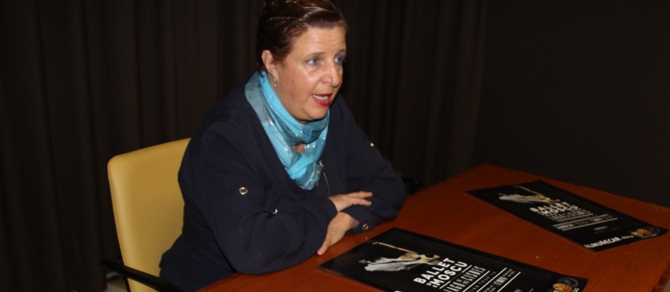 Foto: Olga Ruano, concejal delegada de Cultura, presentando la próxima actuación del Ballet de Moscú en Almuñécar en el mes de mayo. En mayo el Ballet de Moscú representará El Lago de los Cisnes