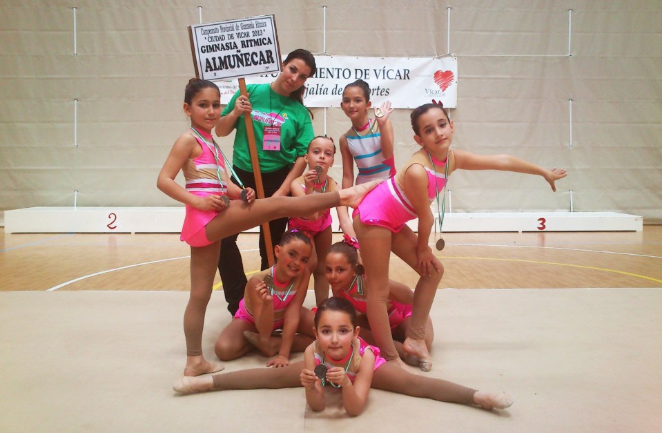 GIMNASTAS ALMUÑEQUERAS CON  MEDALLAS CONSEGUIDAS EN VICAR  II