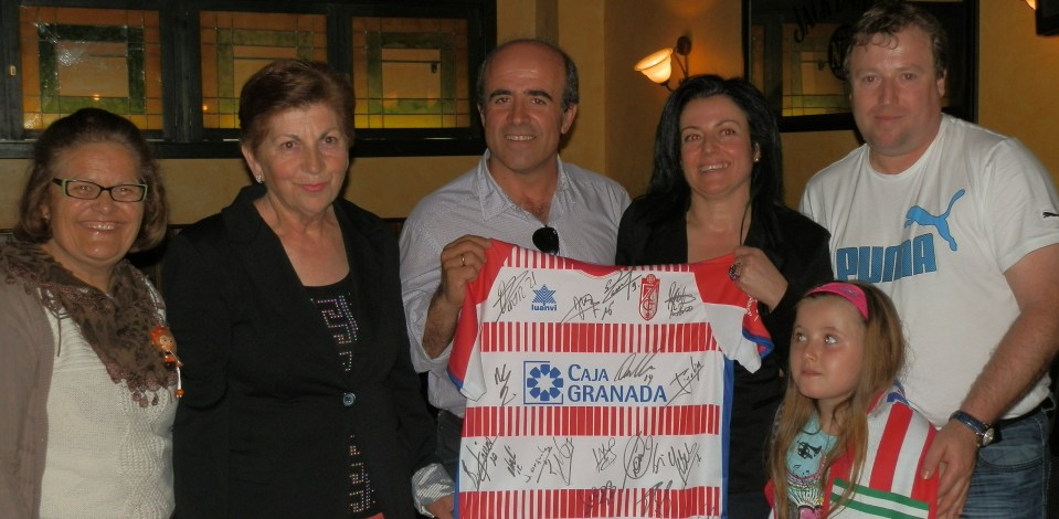 La Asociación “Afavida”  consigue recaudar un total de 1715 euros en el sorteo de una camiseta del Granada CF