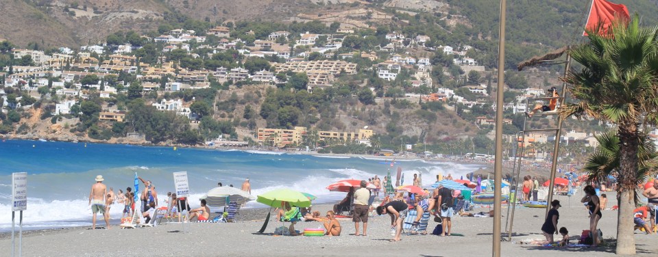La bandera roja ondeará en las playas de Almuñécar de manera provisional
