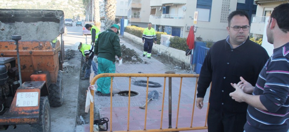 La Herradura amplía la reforma y rehabilitación del acerado de la playa