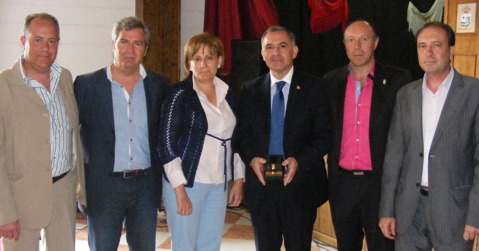 Santiago Pérez recibe la Níspola de Oro en Otívar