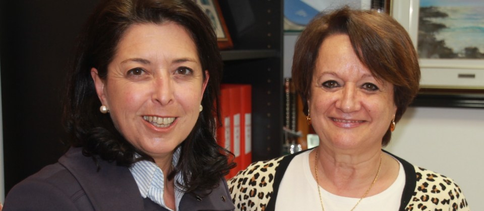 La concejal de Bienestar Social, María del Carmen Reinoso, junto a la responsable de Halcon Viajes, Gille Palacios Ayto. y Halcón Viajes acuerdan viajes asequibles para mayores de 55 años