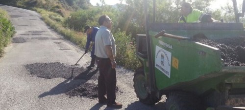 Bacheo en el vial principal de acceso a El Cerval y Rescate desde la Cuesta el Marchante