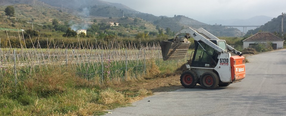 Continúa la campaña de limpieza y acondicionamiento de cauces y viales en La Herradura
