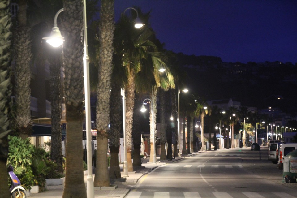 Finalizan los trabajos de reforma del acerado de la playa de La Herradura