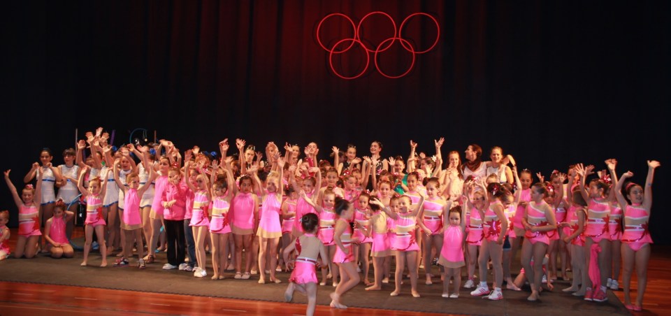 La Escuela de Gimnasia Rítmica de Almuñécar celebró con éxito su primera gala