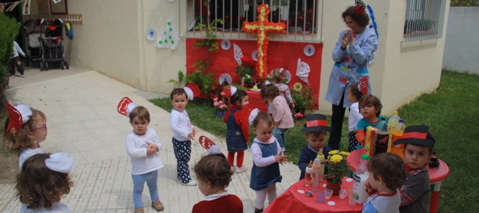 La fiesta de la Cruz se vive en Almuñécar desde los Centros Infantiles Municipales
