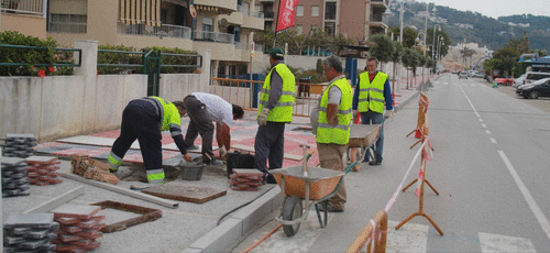 La Herradura cuenta con nuevo acerado en el vial junto a la playa
