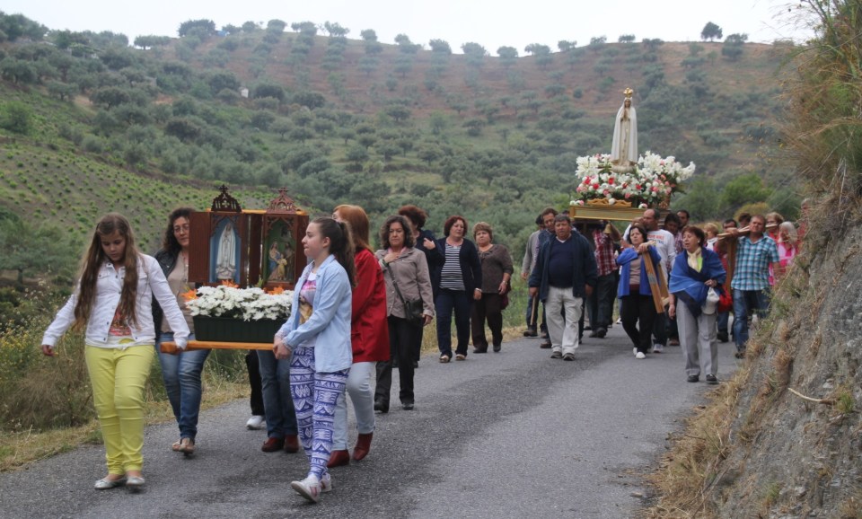 Los vecinos de El Cerval procesionaron a la Virgen de Fátima entre la tradición y la devoción