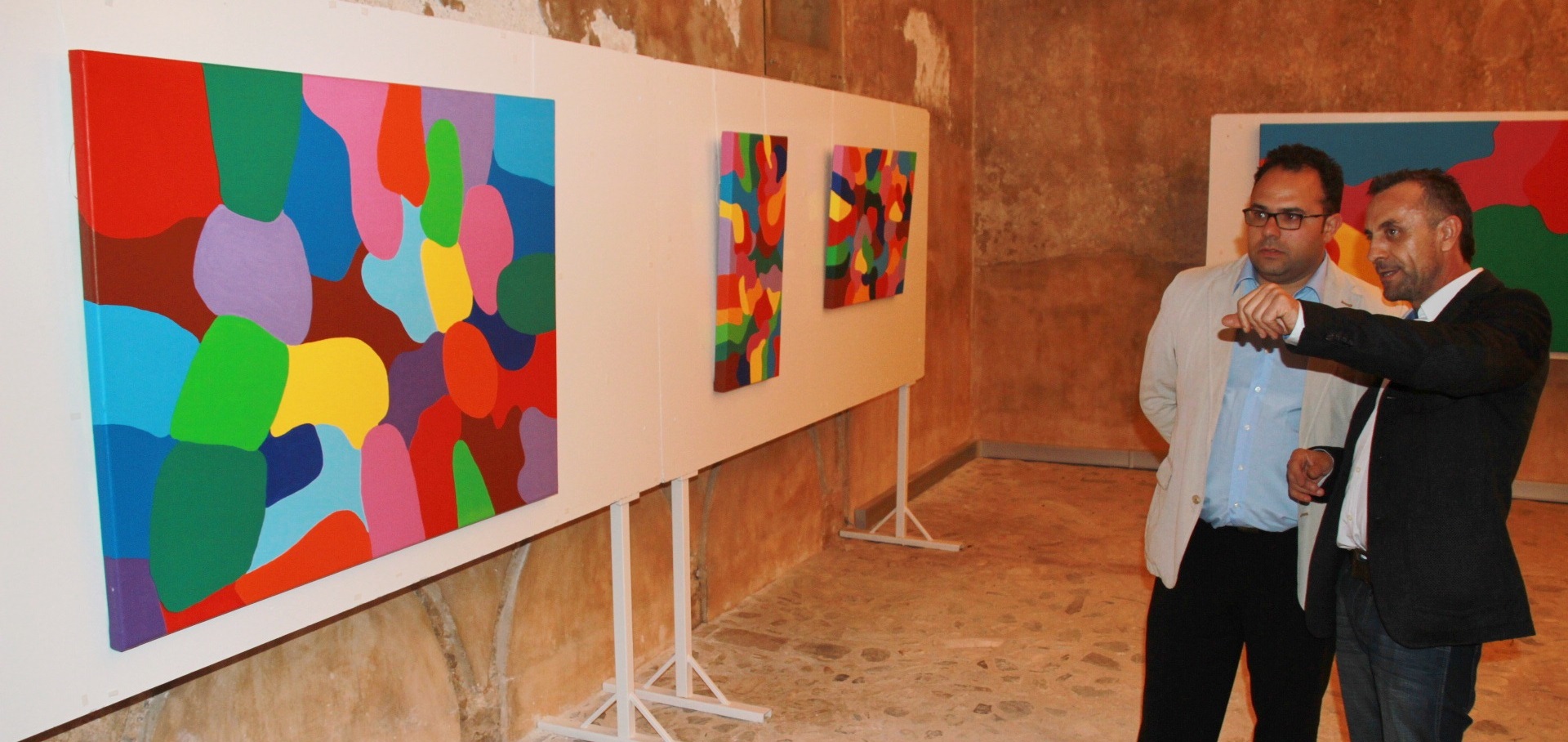 El Castillo de La Herradura se llena del arte de Manuel Lecrín. Acoge una exposición retrospectiva que lleva por título “30 años en la Costa Tropical” MANUEL LECRIN MUESTRA OBRAS AL TENIENTE ALCALDE JUAN JOSE RUIZ JOYA EN CASTILLO DE LA HERRADURA 13 2